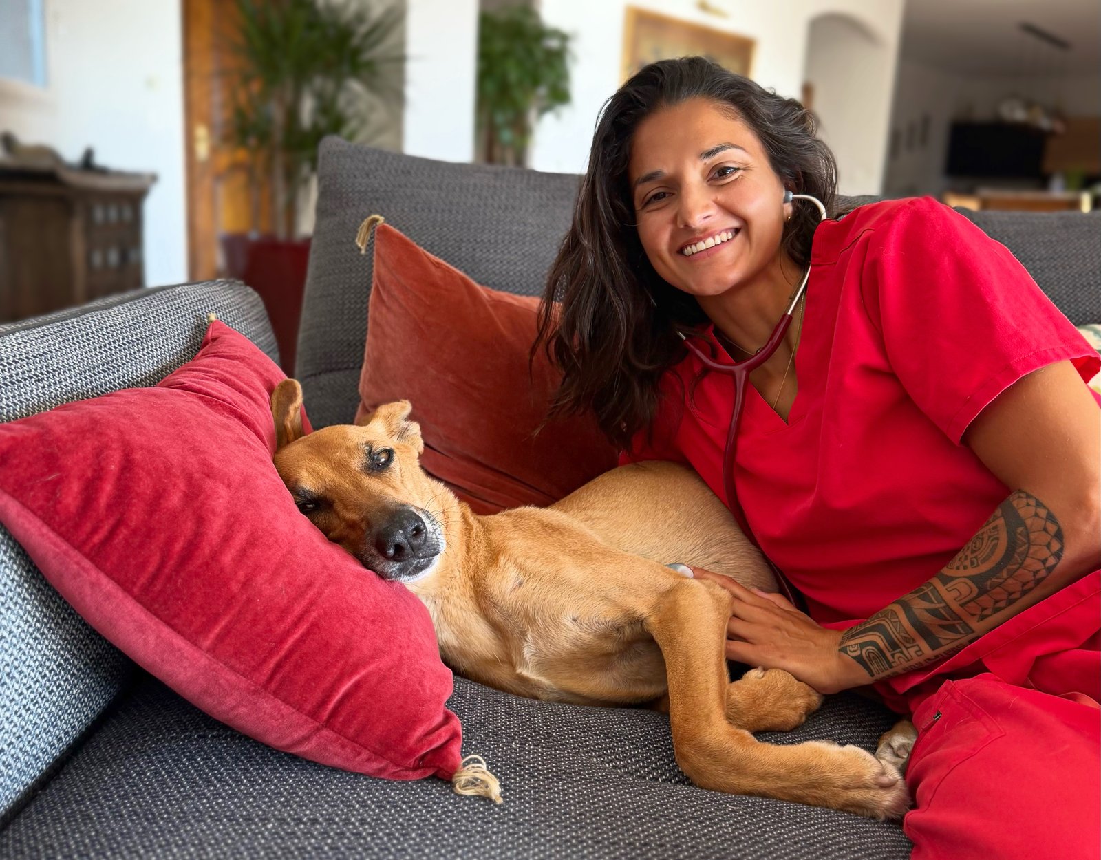 Dr Chloé Nordera et sa chienne Kenia, à la maison